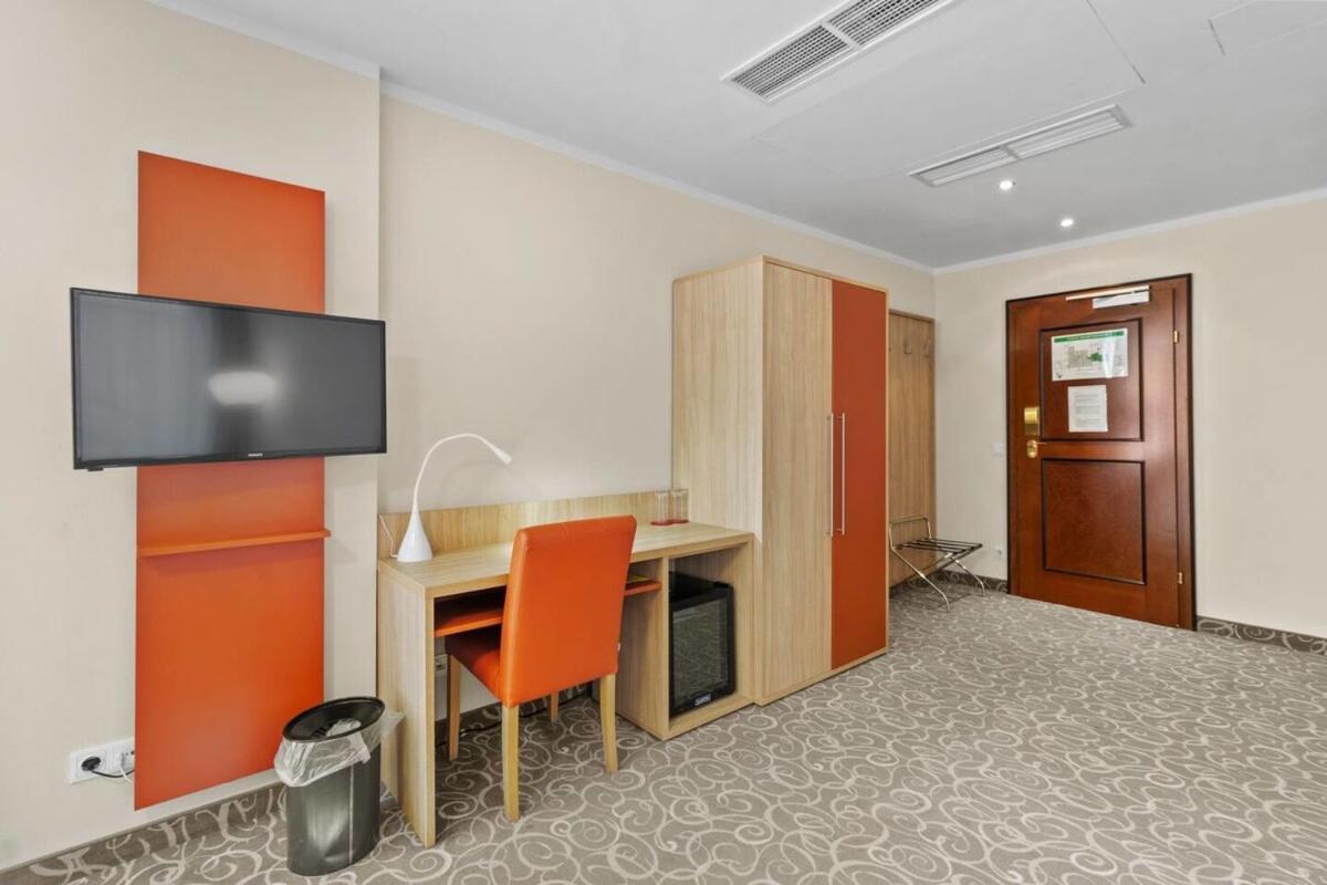 Hotel Schild I Vienna Forrest I On-Site Parking For 19,90 Eur Apartment