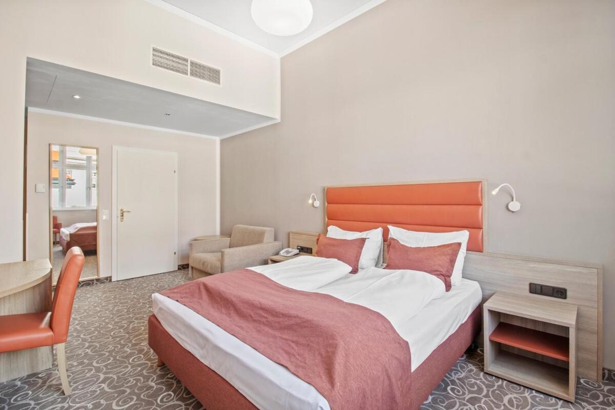 Hotel Schild I Vienna Forrest I On-Site Parking For 19,90 Eur Apartment