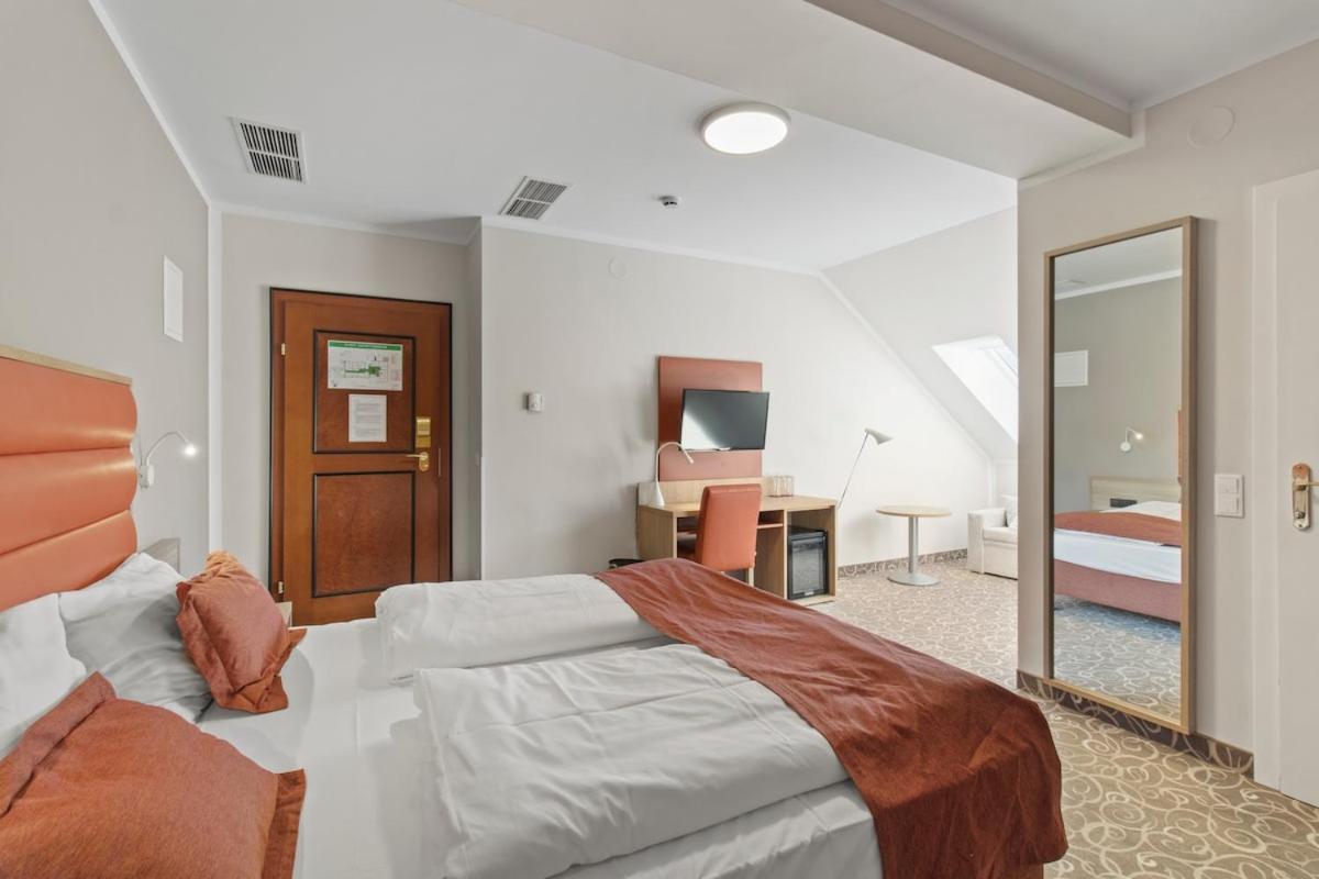 Apartment Hotel Schild I Vienna Forrest I On-Site Parking For 19,90 Eur