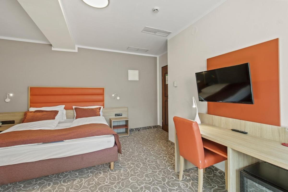 Hotel Schild I Vienna Forrest I On-Site Parking For 19,90 Eur Apartment
