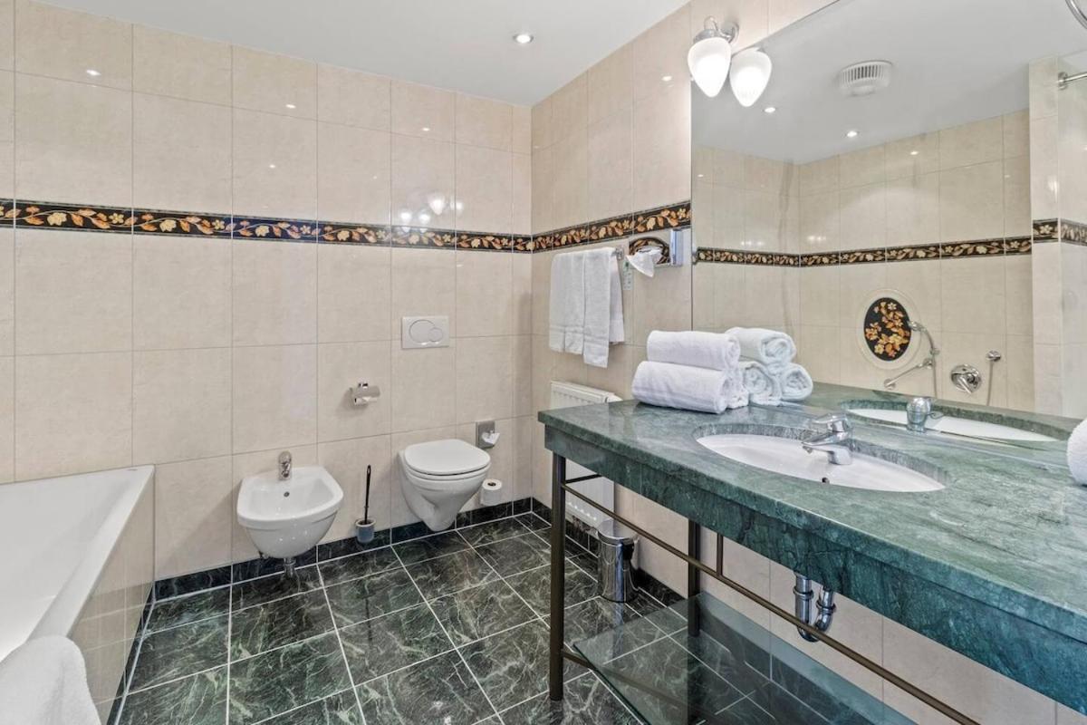 Hotel Schild I Vienna Forrest I On-Site Parking For 19,90 Eur Apartment *