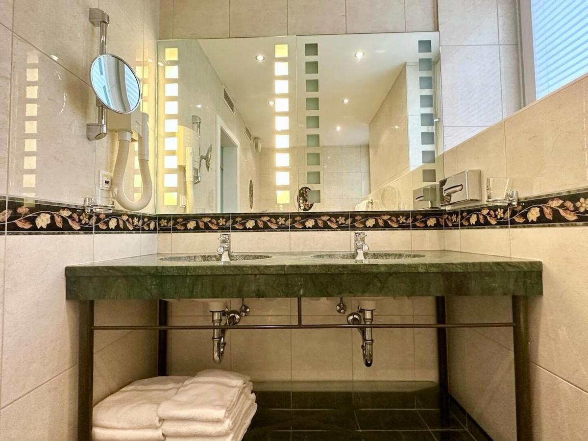 Hotel Schild I Vienna Forrest I On-Site Parking For 19,90 Eur Apartment *